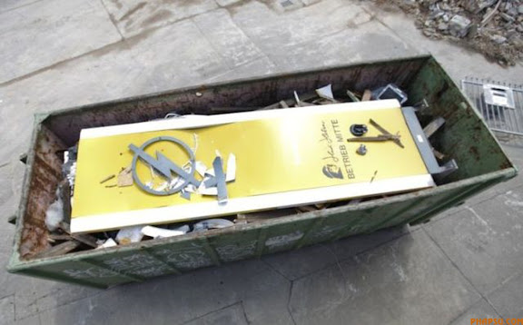 RNPS IMAGES OF THE YEAR 2009 - A destroyed logo of German car manufacturer Opel is seen in a rubbish dumpster at a former car dealer in Berlin May 27, 2009. The German government is due to decide on Wednesday which bidder or bidders it prefers as a partner for the Opel unit of struggling U.S. carmaker General Motors, and could agree to provide aid for the firm.  REUTERS/Pawel Kopczynski   (GERMANY TRANSPORT BUSINESS IMAGES OF THE DAY)