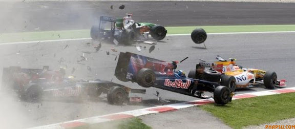 RNPS IMAGES OF THE YEAR 2009 - Toro Rosso Formula One driver Sebastian Bourdais of France (C) flies as he crashes with team mate Sebastien Buemi of Switzerland (L), Force India's Adrian Sutil of Germany (back) and Renault's Nelson Piquet of Brazil at the start of the Spanish F1 Grand Prix at the Catalunya racetrack in Montmelo, near Barcelona, May 10, 2009.  REUTERS/Josep Loaso (SPAIN SPORT MOTOR RACING IMAGES OF THE DAY)