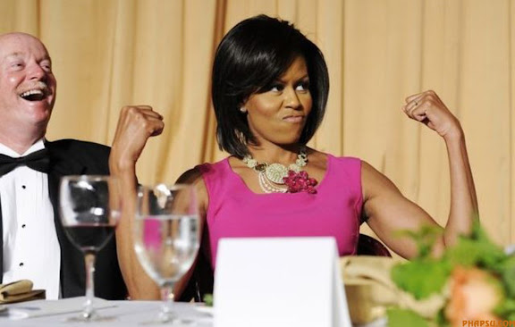 RNPS IMAGES OF THE YEAR 2009 - U.S. first lady Michelle Obama flexes her arms in response to a joke about her habit of wearing sleeveless dresses during the White House Correspondents' Association Dinner in Washington May 9, 2009.  REUTERS/Jonathan Ernst (UNITED STATES POLITICS ENTERTAINMENT IMAGES OF THE DAY)
