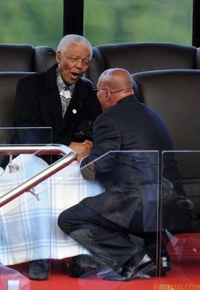 RNPS IMAGES OF THE YEAR 2009 - Newly installed South African President Jacob Zuma greets Nelson Mandela during Zuma's inauguration at the Union Buildings in Pretoria, May 9, 2009. REUTERS/Pool (SOUTH AFRICA POLITICS IMAGES OF THE DAY)
