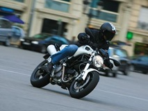 [0807_03_z+2009_ducati_monster_696+in_the_city[5].jpg]