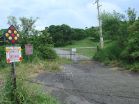 上鎖的柵門入口-禁止遊客進入公告 Photo