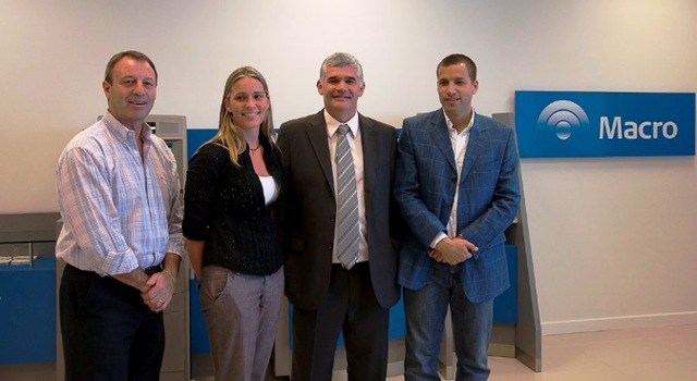 [Juan Pablo de Jesús con las Autoridades del Banco[5].jpg]