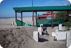 Bajada a la playa tapada por médano de arena