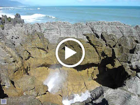 Pancake Rocks - big splash