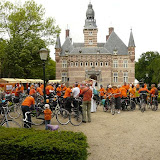 3 verzamelen voor het kasteel.JPG