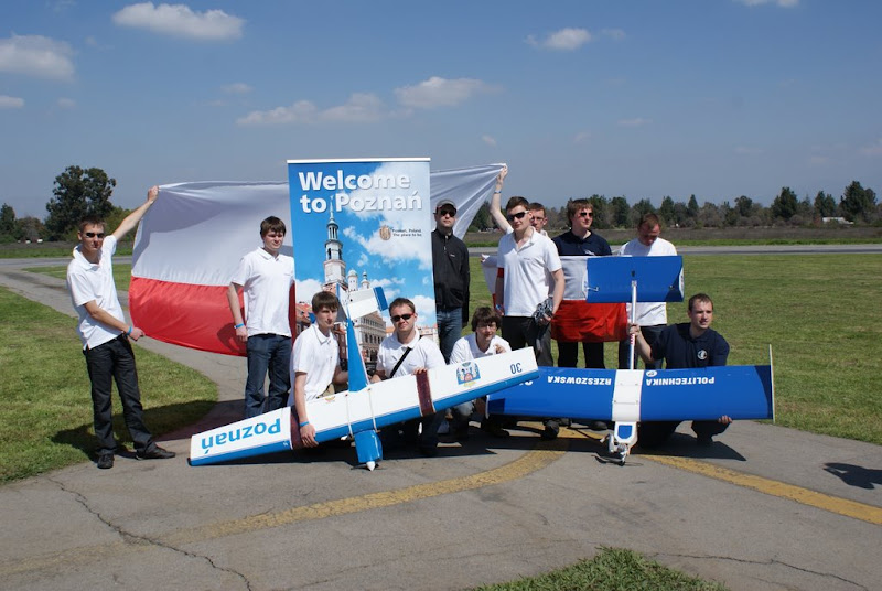 Pamiątkowe foto z Rzeszowianami i ich samolotem. Zabrakło Wrocławian, którzy...