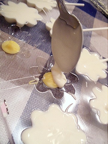 [Spoon melted white chocolate over hardened yellow[12].jpg]