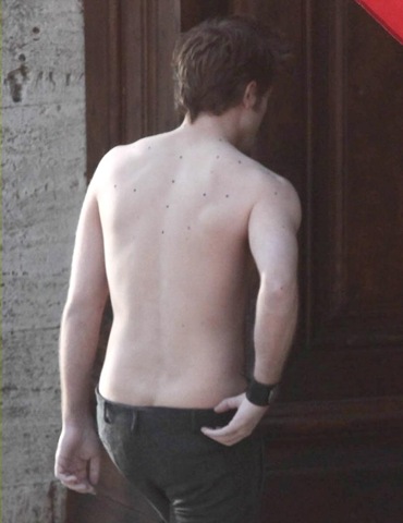 [robert-pattinson-shirtless-03[5].jpg]