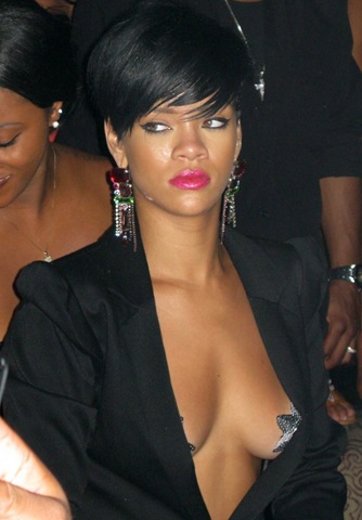 [rihanna-01[6].jpg]