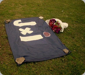 Bandera del Jxi tapando la placa a descubrir en la rambla de la militancia