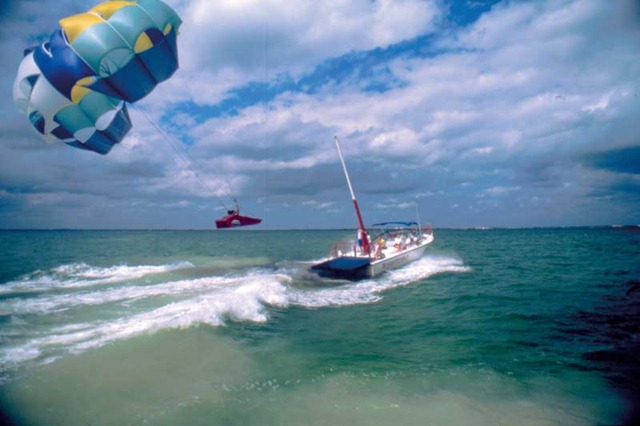 [Quintana Roo, Riviera Maya, Parasailing - Photo by Riviera Maya[4].jpg]