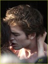 robert-pattinson-kristen-stewart-new-moon-kiss-05