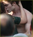robert-pattinson-kristen-stewart-new-moon-kiss-03