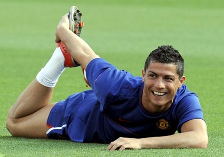 Ronaldo haciendo estiramientos en Ol&iacute;mpico de Roma