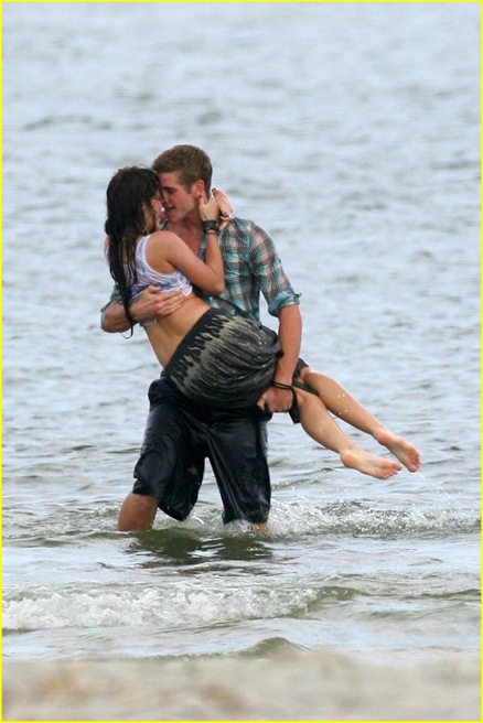 [miley-cyrus-liam-hemswroth-kiss-10[3].jpg]