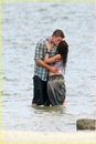 miley-cyrus-liam-hemswroth-kiss-14