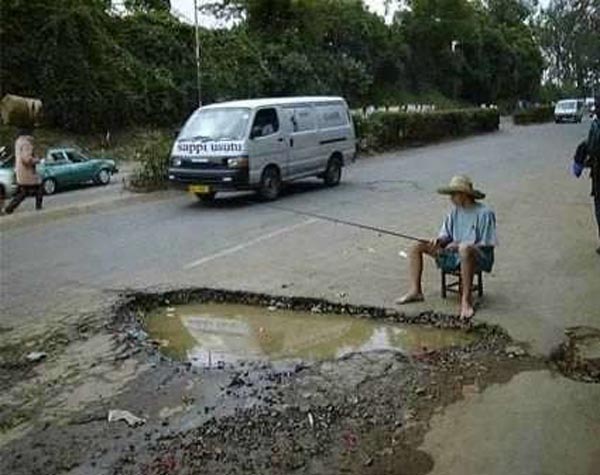 Photos that need no words to laugh - Fishing on road Photos that need no words to laugh - Fishing on road