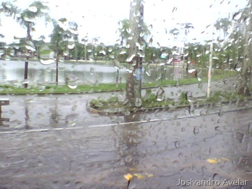 Lagoa em dia de chuva, alagamento à vista.