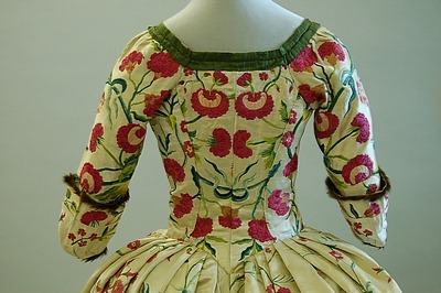 [Chinese Silk Robe ala anglais, upper bodice lined in calico - Kerry Taylor 12-8-09 close-up back[5].jpg]