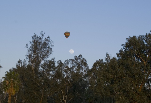 [Moon under Hot air balloon 3-28-2010[2].jpg]