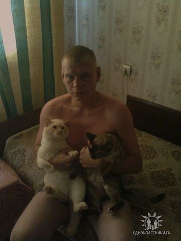 [man with cats[3].jpg]