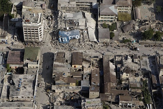[800px-Downtown_Port_au_Prince_after_earthquake[7].jpg]