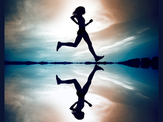 [Female_runner_silhouette_is_mirrored_below_with_a_soft_pastel_sunset[4].jpg]
