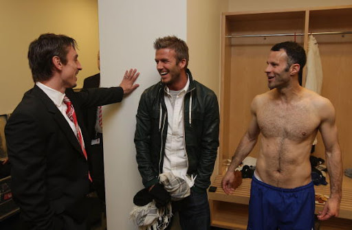 曼联 &ndash; LONDON, ENGLAND - MAY 5: Gary Neville and Ryan Giggs of Manchester United celebrate in the dressing room with David Beckham after the UEFA Champions League Semi-Final Second Leg match between Arsenal and Manchester United at the Emirates Stadium on May 5 2009 in London, England. (Photo by John Peters/Manchester United via Getty Images)