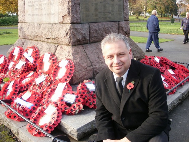 [Cllr Martyn Findley with wreaths[4].jpg]