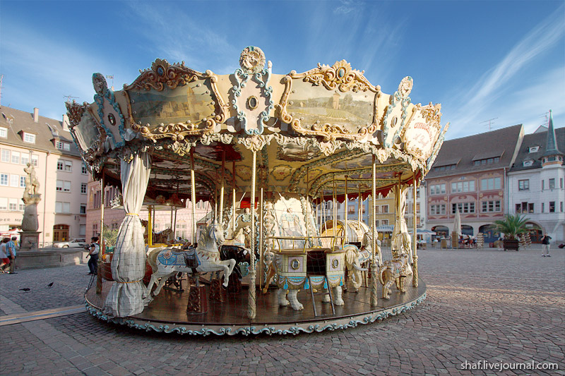 Мюлуз (Mulhouse), Франция; карусель на Place de la Reunion