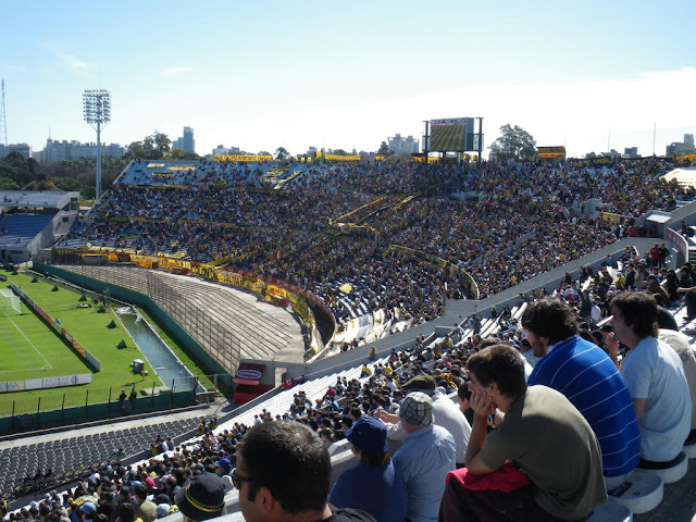 La barra de Peñarol en el Centenario