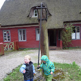 To små fyre ved vandpumpen &ndash; 01-maj-2010