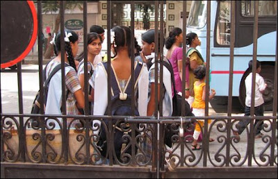 Entrada da escola Sharadashram Vidyamandir, em Mumbai