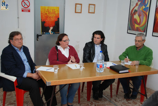 Charla-Coloquio "La crisis. Repercusión en las Fallas" Circulo de Opinion Bunyol d´Or i Brillants ab Fulles de Llorer Charla-Coloquio "La crisis. Repercusión en las Fallas" Circulo de Opinion Bunyol d´Or i Brillants ab Fulles de Llorer