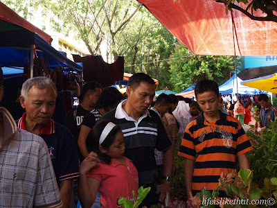 Gaya Street Sunday Market picture sabah escapade  photo