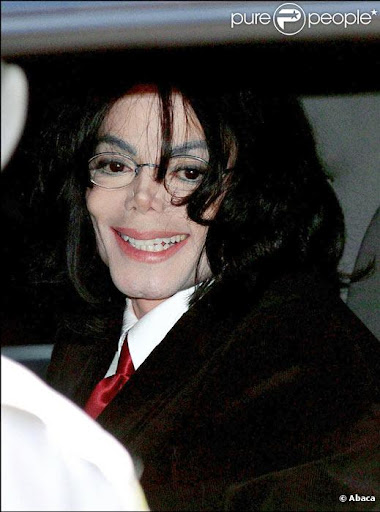 238230-michael-jackson-en-avril-2004-637x0-3.jpg