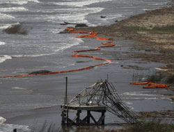 Failed booms aground on the Louisiana coastline, 2 May 2010. Booms are unlikely to prevent the oil spill from reaching Louisiana's beaches and wetlands. worldbulletin.net