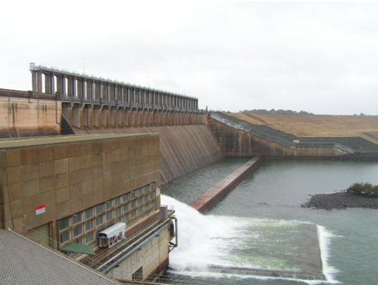 The Hume Weir Dam. Despite the pouring rain, water levels were low due to drought. Photo by sodolafami, Date uploaded: Jun 29, 2005