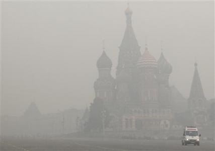 An ambulance drive along Red Square in heavy smog, caused by peat fires in nearby forests, in central Moscow August 9, 2010. REUTERS / Alexander Demianchuk