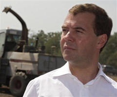 Russian President Dmitry Medvedev looks on as he visits the "Priazovye" agricultural cooperative in southern Russian Rostov region, 12 Aug 2010. Photo: AP