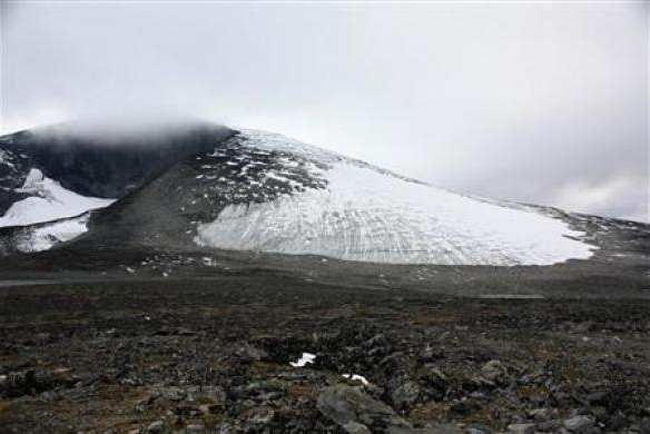The Juvfonna ice field at 1,850 metres (6070 feet) above sea level is seen in the Jotunheimen mountains in Norway September 9, 2010. Climate change is exposing reindeer hunting gear used by the Vikings' ancestors faster than archaeologists can collect it from ice thawing in northern Europe's highest mountains. REUTERS / Alister Doyle