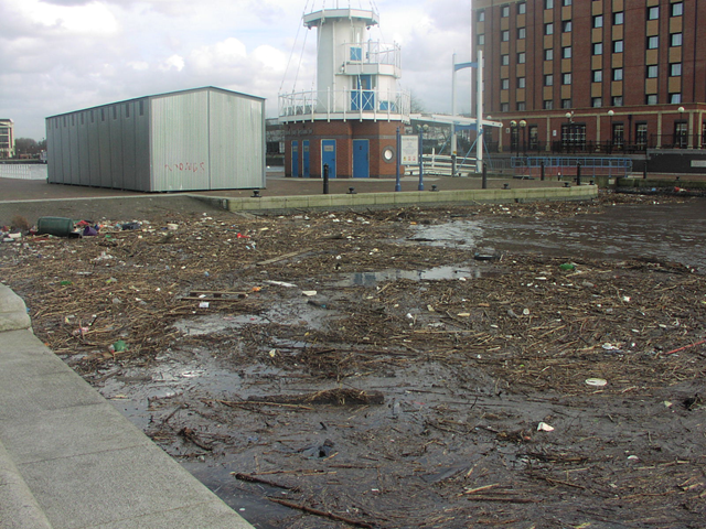 Water pollution at Salford Quays, Greater Manchester, England. egs.mmu.ac.uk