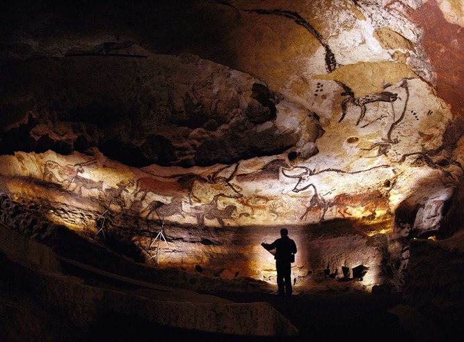 Neanderthal sacred artwork: Hall of the Bulls, Lascaux Cave - Grotte de Lascaux. Photo: Sisse Brimberg / © National Geographic Magazine