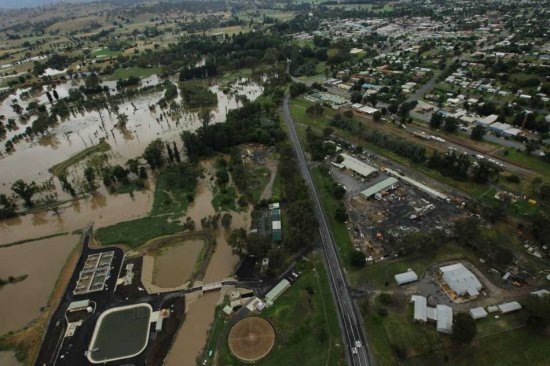 Flood waters inundate Tumut, New South Wales, Australia, 09 December 2010. The rapidly rising Tumut River has begun to encroach on the township with supplies of hessian sand bags being flown in by the SES, as they prepare for the river to peak. EPA / WOLTER PEETERS / POOL POOL
