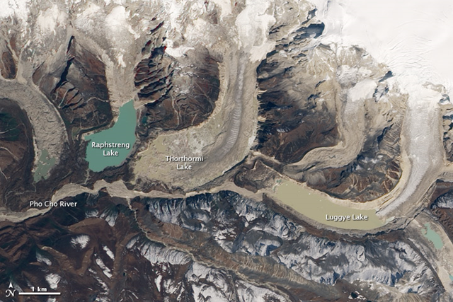 Thorthormi Glacier Lake, Bhutan Himalayas, acquired October 28, 2009. This natural-color image of the southern slopes of Bhutan&rsquo;s Table Mountain shows where the 1994 glacial outburst flood occurred. Luggye Lake broke through the moraine at the southwest corner, and the flood scoured a path down the Pho Cho River. NASA Earth Observatory image by Robert Simmon