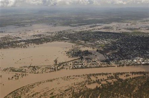 An aerial view of partially submerged houses in flooded Rockhampton in Australia's state of Queensland January 2, 2011. Large parts of Australia's coastal northeast were flooded on Sunday in a spreading environmental disaster as thousands of residents fled their homes to avoid the runoff from a Christmas deluge. REUTERS / Daniel Munoz