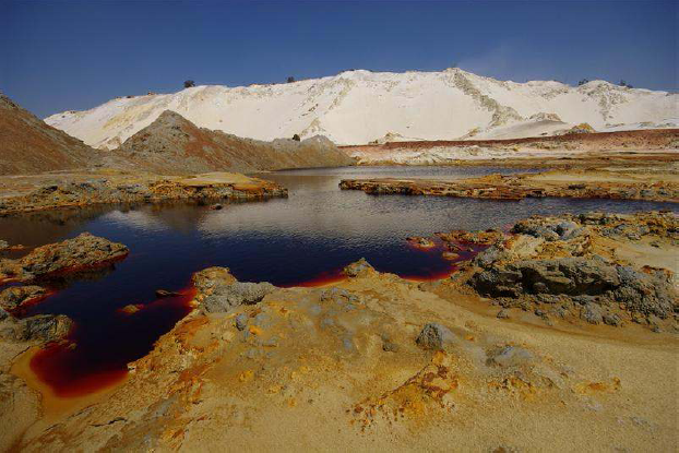 Acid mine drainage in the West Rand, South Africa. Fe(OH)3 is identifiable as the deposit of amorphous, yellow, orange or red deposits on streambeds ('yellow boy'). dwaf.gov.za
