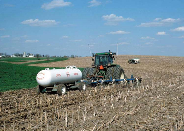 Application of anhydrous ammonia fertilizer at planting time. Photo by Lynn Betts, USDA Natural Resources Conservation Service. (1999)