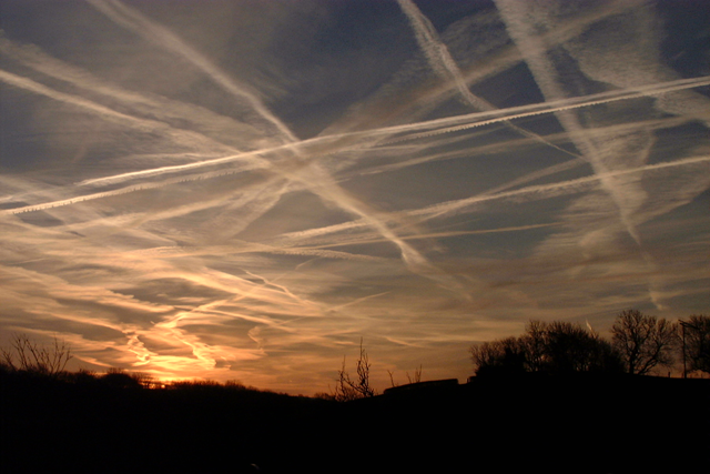 Contrails over Lancaster University, 19 December 2002. P. Leigh / es.lancs.ac.uk